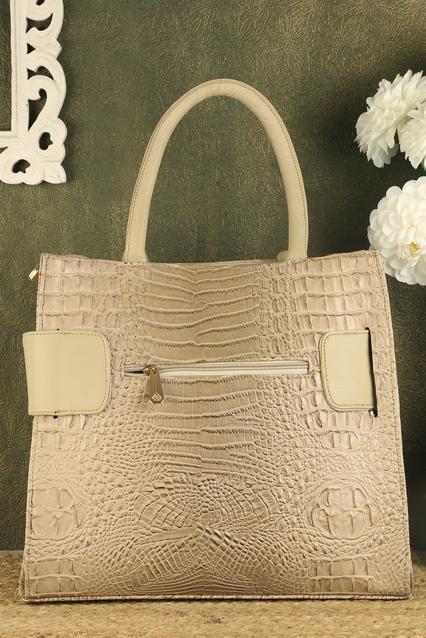 Avery Hand Bag